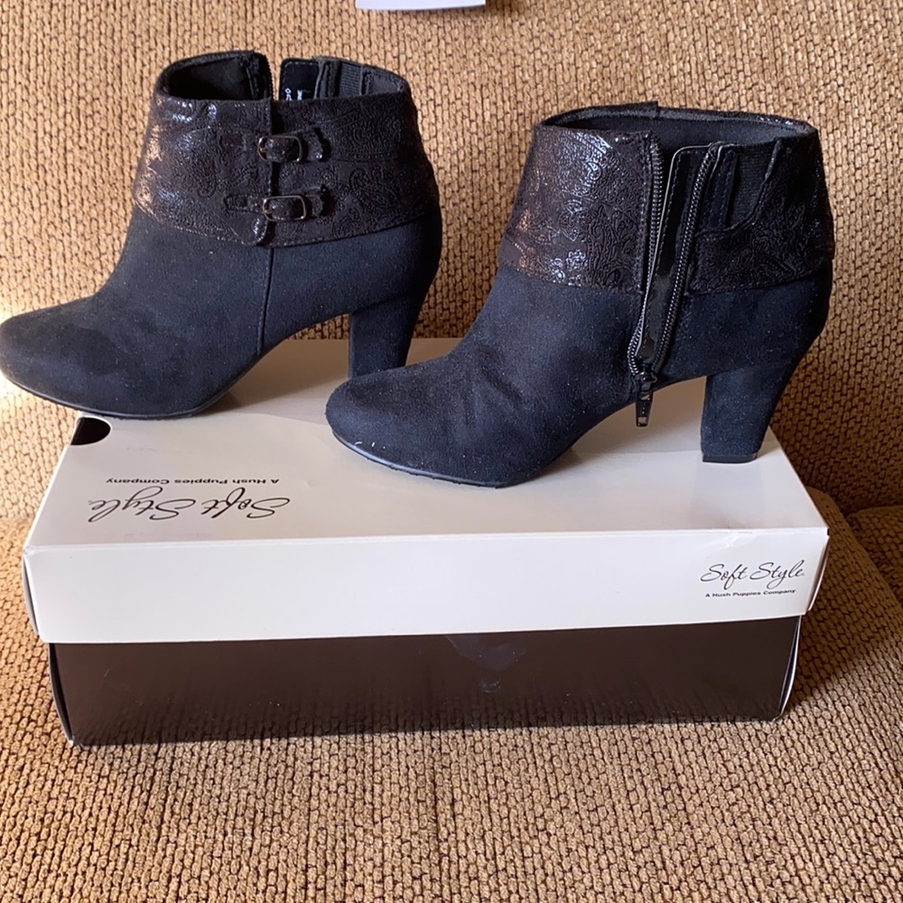 Soft Style ankle boots size 6 1/2W. Black.